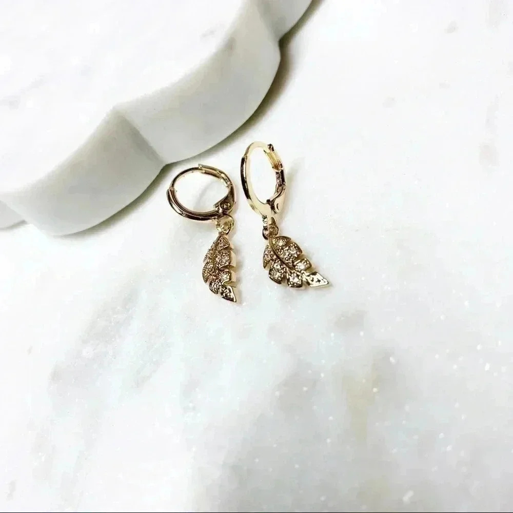 Huggie Petit Leave Hoops Earrings - Picture 4 of 5